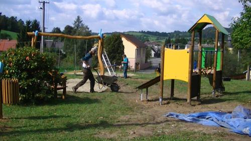 Stavba dětského hříště v areálu MŠ Hrabišín